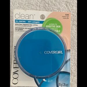 NWT- Covergirl oil control pressed powder